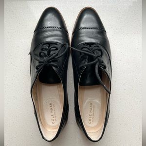 Black ties up loafer